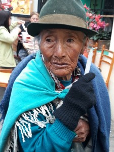 Donna nel caratteristico costume andino, ecuador 2015