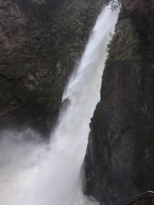 Pailon del diablo, cascata